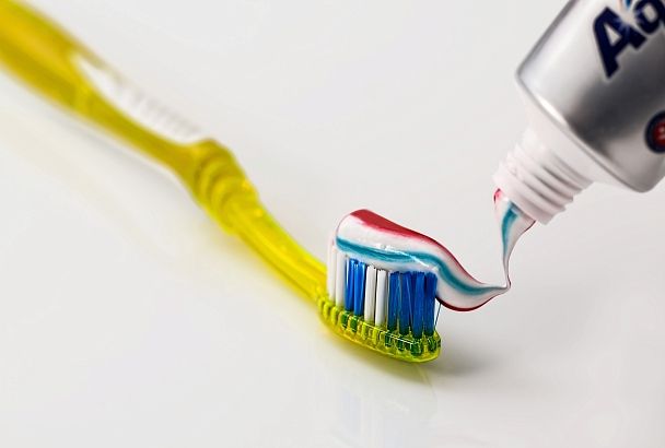 Не только для зубов: врач назвала несколько неожиданных способов применения зубной пасты