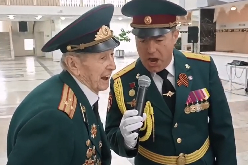 В Майкопе 96-летний ветеран Великой Отечественной войны спел с оркестром Росгвардии «День Победы» 