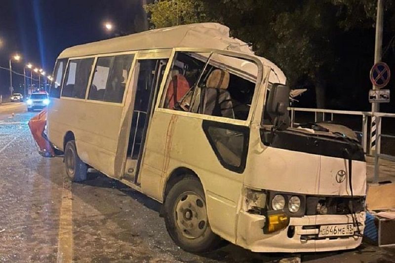 Автобус, грузовик и легковушка столкнулись под Анапой, есть погибший 