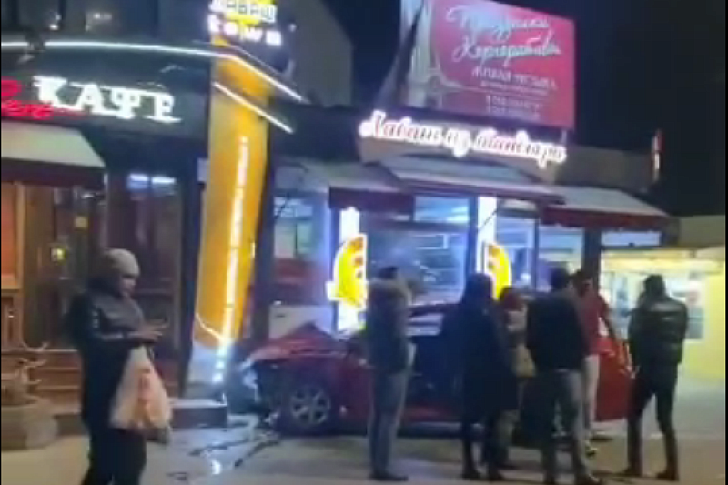 На красный свет: водитель иномарки устроил массовую аварию в центре Краснодара