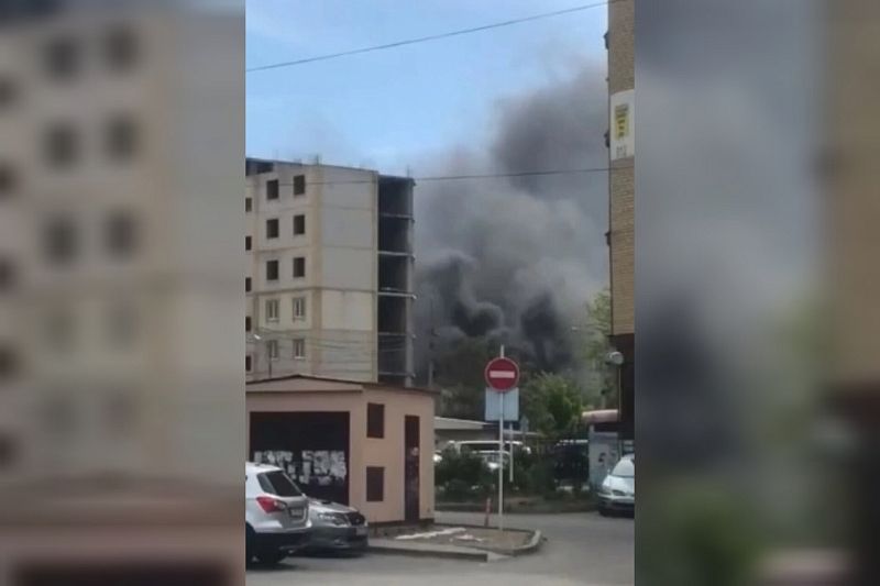 В Анапе произошел пожар в заброшенном недострое, где поселились бомжи