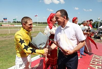 Вениамин Кондратьев наградил победителей скачек на Кубок губернатора