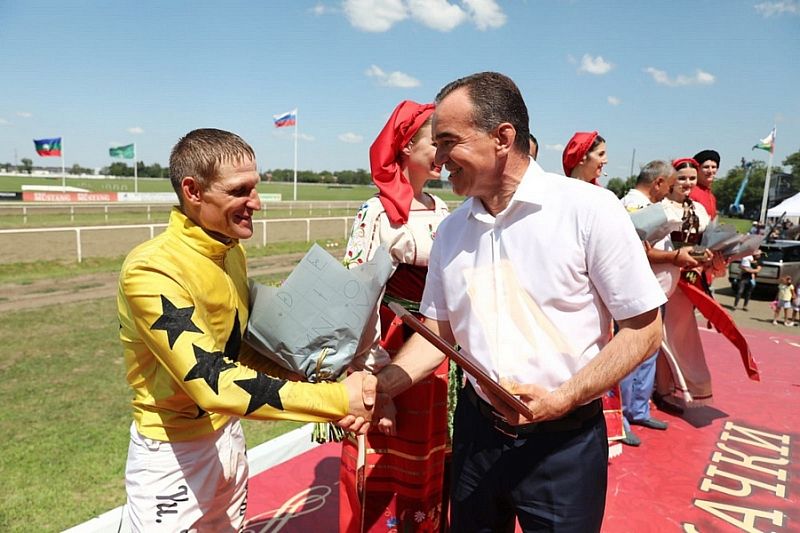 Вениамин Кондратьев наградил победителей скачек на Кубок губернатора