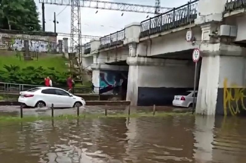Из-за ливня в Краснодаре подтопило несколько улиц