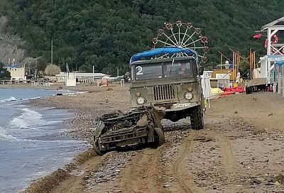 Спасатели достали со дна моря машину, смытую во время июльского разгула стихии в Туапсинском районе