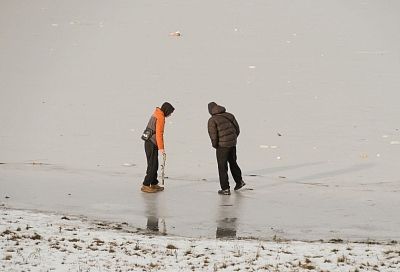 Тонкий лед - смертельная опасность: как избежать трагедии во время зимних прогулок на Кубани