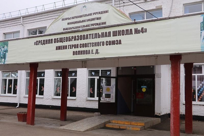 В казачьей школе № 4 в селе Ванновском полным ходом идет капитальный ремонт фасада и внутренних помещений.