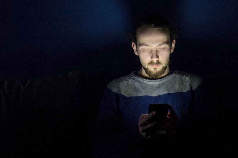 Зависимость от смартфона лишает человека сна