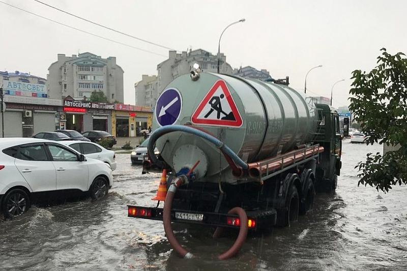 В Краснодаре на подтопленных из-за дождя улицах восстановлено движение трамваев