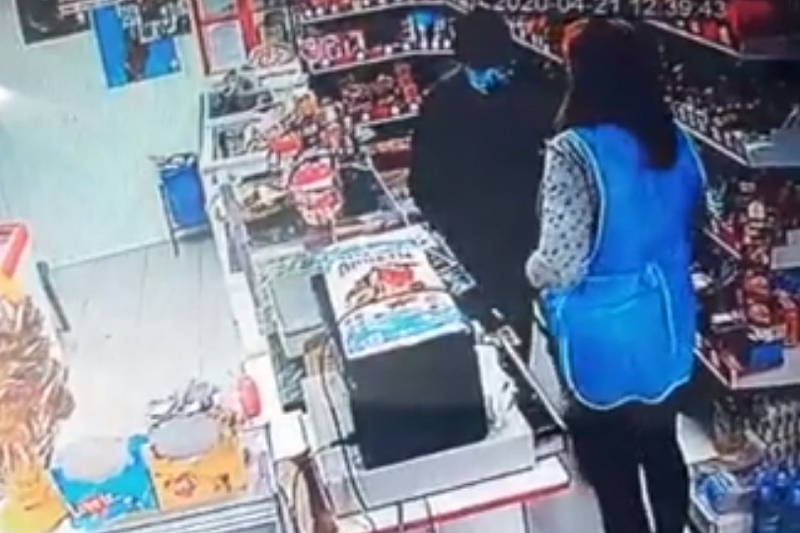 В Краснодарском крае продавец вытолкала из магазина грабителя в медицинской маске