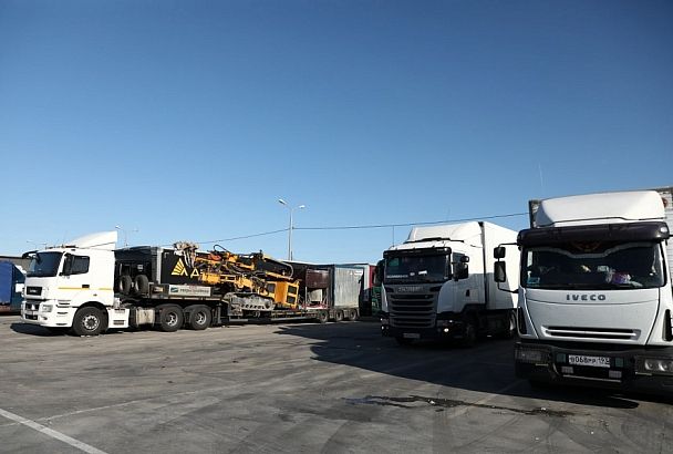 С 27 октября в Краснодарском крае частично ограничат проезд грузовиков к Керченской переправе. Кто сможет проехать
