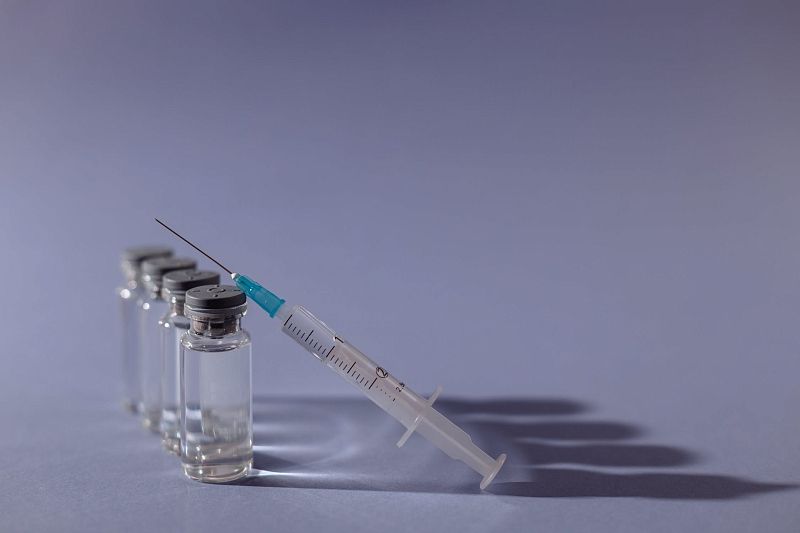 Названы сроки начала применения в России детской вакцины от коронавируса