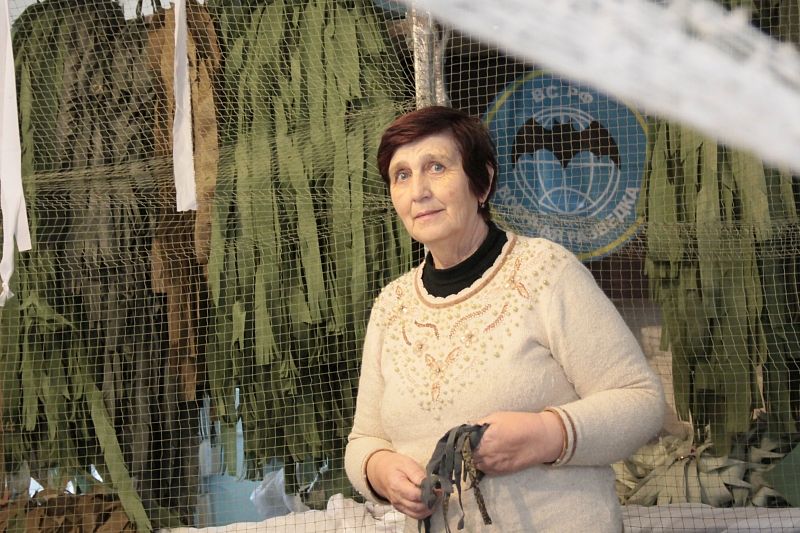 Волонтер Наталья Бабенко по зову сердца плетет маскировочные сети для бойцов.