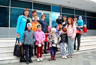 В Краснодаре  полицейские сводили в театр детей из трудных семей