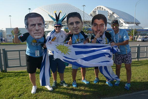 В Сочи уругвайские болельщики распеваются перед матчем 1/8 финала ЧМ 