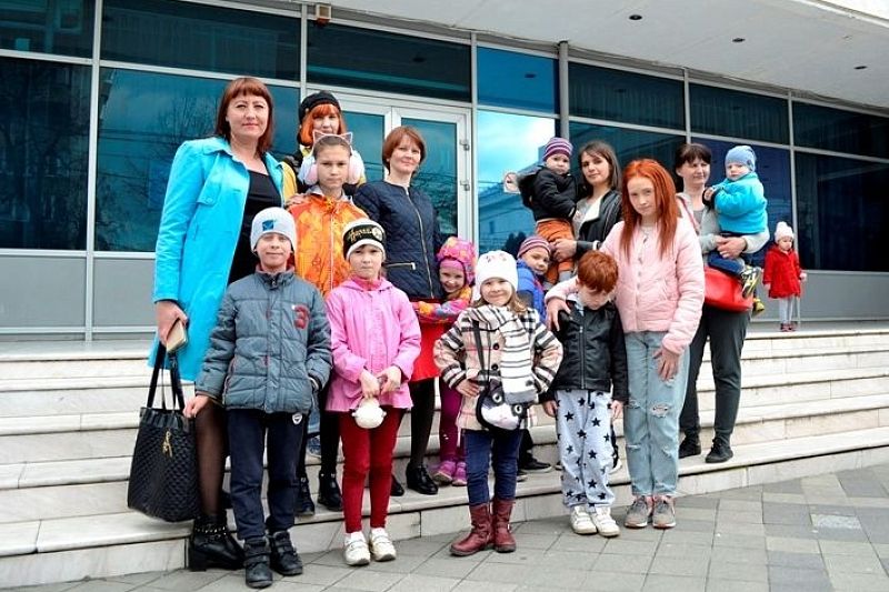 В Краснодаре  полицейские сводили в театр детей из трудных семей
