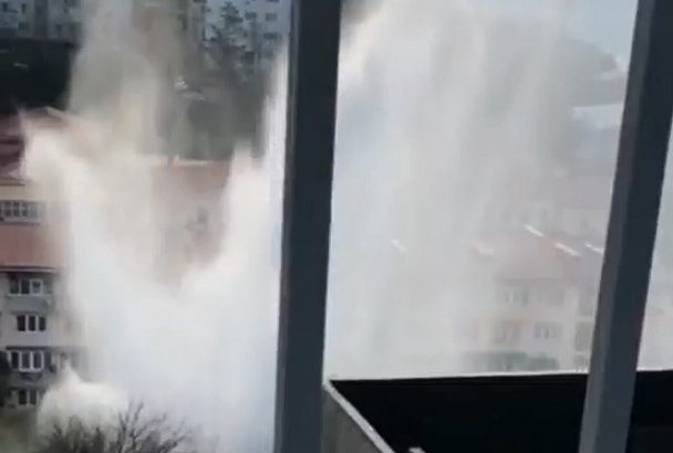 Гигантский фонтан вырвался из-под земли в Сочи: оползень повредил магистральный водопровод