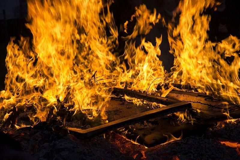 В Краснодарском крае пожарный спас из огня поджегшую себя женщину