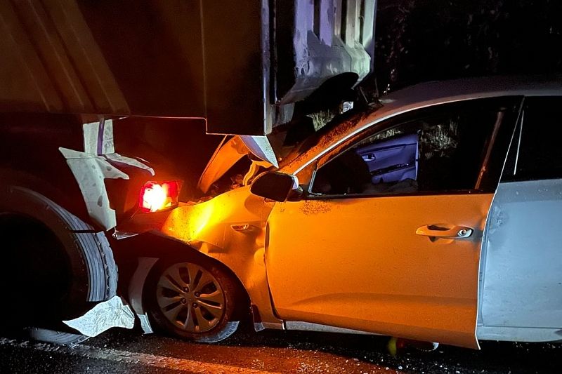 На Кубани в ночном ДТП с грузовиком погиб водитель легковушки