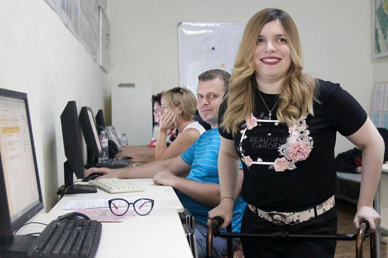 Терапия доброты: в Краснодарском крае девушке-инвалиду помогли получить профессию и найти работу