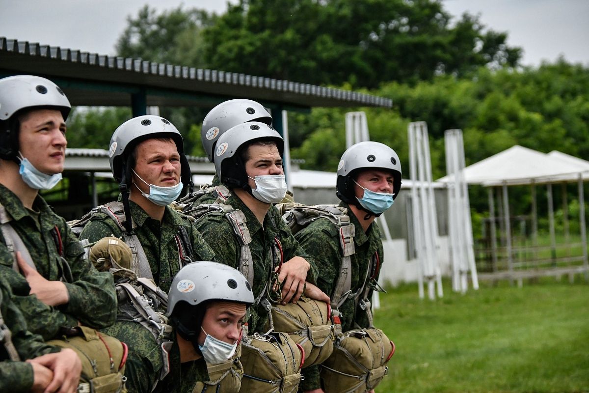 Под Краснодаром будущие десантники совершили свой первый прыжок с парашютом