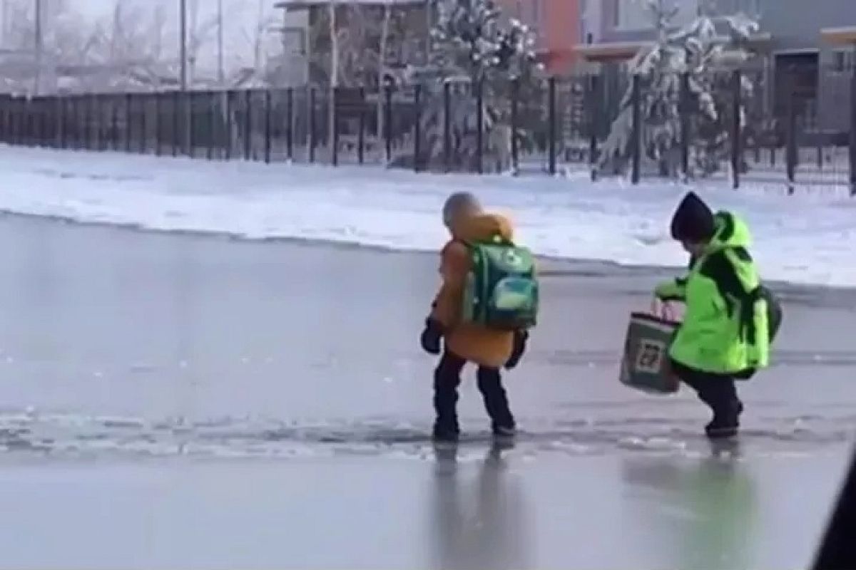 В поселке Южном дети ходят в школу по залитому водой полю. Прокуратура подала иск к администрации Динского района 