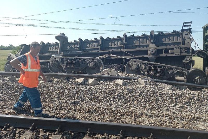 Девять грузовых вагонов с углем сошли с рельсов на Кубани. Задерживаются поезда
