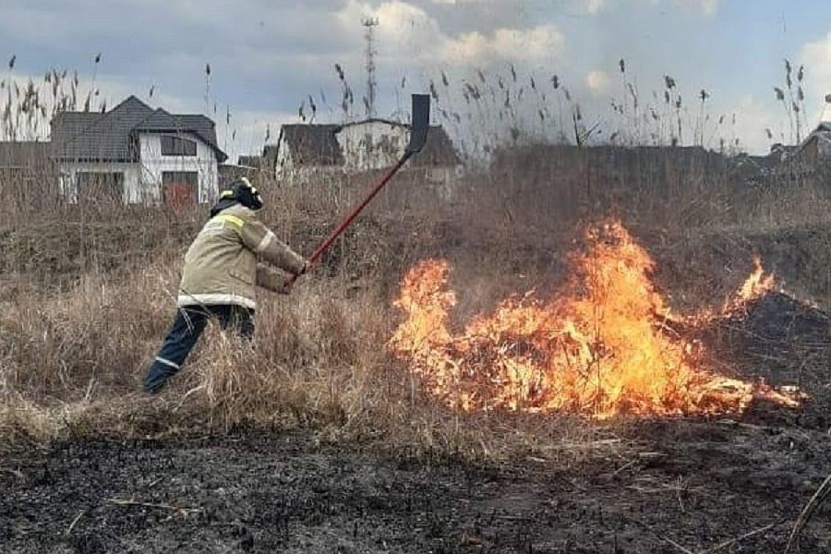 В Тимашевске в районе центрального пляжа два часа тушили камыш 