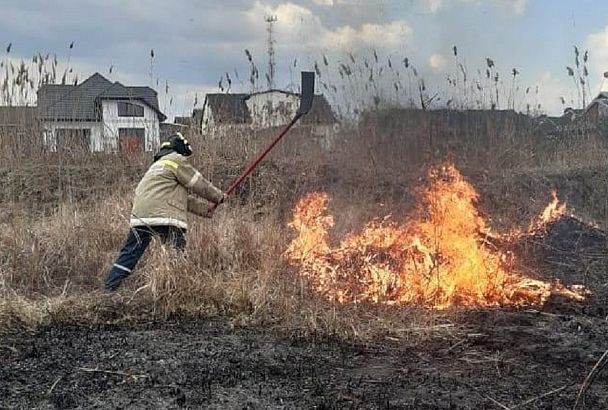 В Тимашевске в районе центрального пляжа два часа тушили камыш 