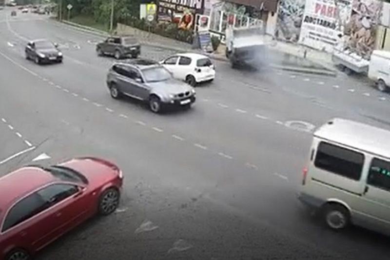 Подрезала «Нива»: в Сочи момент ДТП с перевернувшимся мусоровозом попал на видео