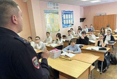 «Декада дорожной безопасности детей»: автоинспекторы Сочи провели уроки ПДД для школьников всех возрастов