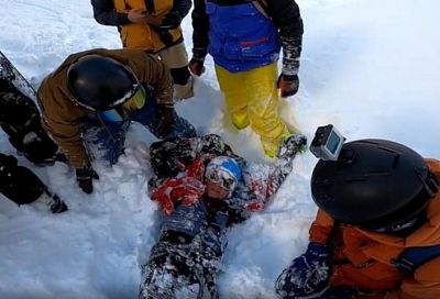 Сноубордисты в Сочи спасли лыжника, который упал в ручей с 8-метровой высоты 