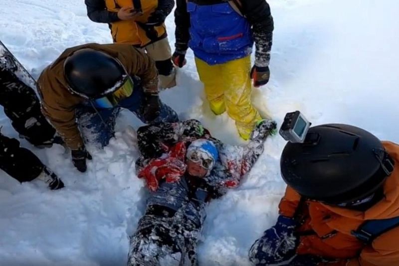 Сноубордисты в Сочи спасли лыжника, который упал в ручей с 8-метровой высоты 