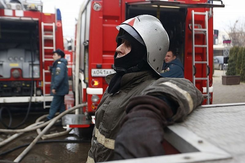 Сотрудники МЧС тушат пожар на складе на площади 1 тыс. квадратов