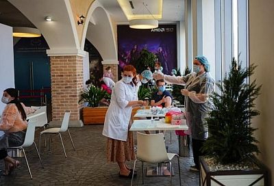 Для организации работы пунктов вакцинации в ТРЦ Краснодарского края привлекут волонтеров