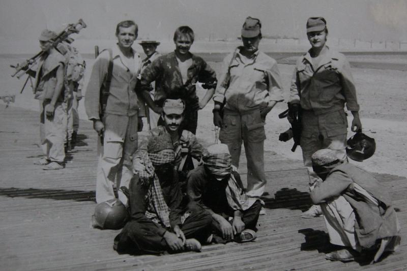 Редкий снимок – офицеры-спецназовцы и Владимир Кожухарь (стоит второй справа) с пленными душманами.