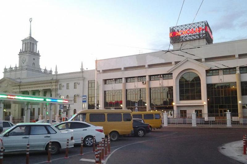 На вокзале в Краснодаре мужчина украл телефон одной из пассажирок