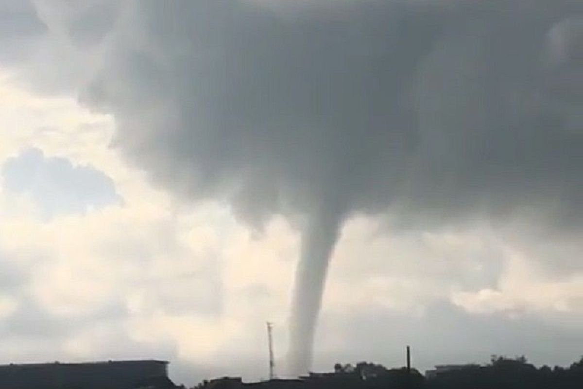 Огромный смерч попал на видео в Сочи