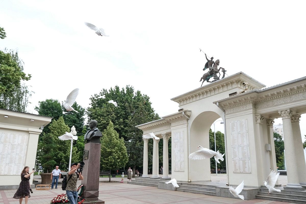 В краснодарском сквере им. Г.К. Жукова в знак приверженности миру юные кубанцы в небо выпустили белых голубей.