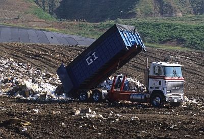 В России запретят смешивать в мусоровозах вторсырье с другими отходами 