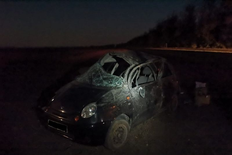 На Кубани погиб водитель опрокинувшейся иномарки. Трехлетний ребенок в больнице