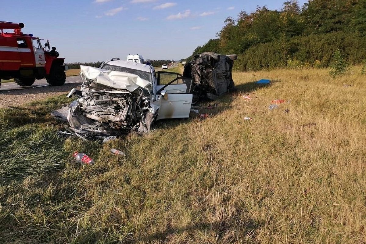 3 человека пострадали в жестком ДТП на встречной полосе в Краснодарском крае