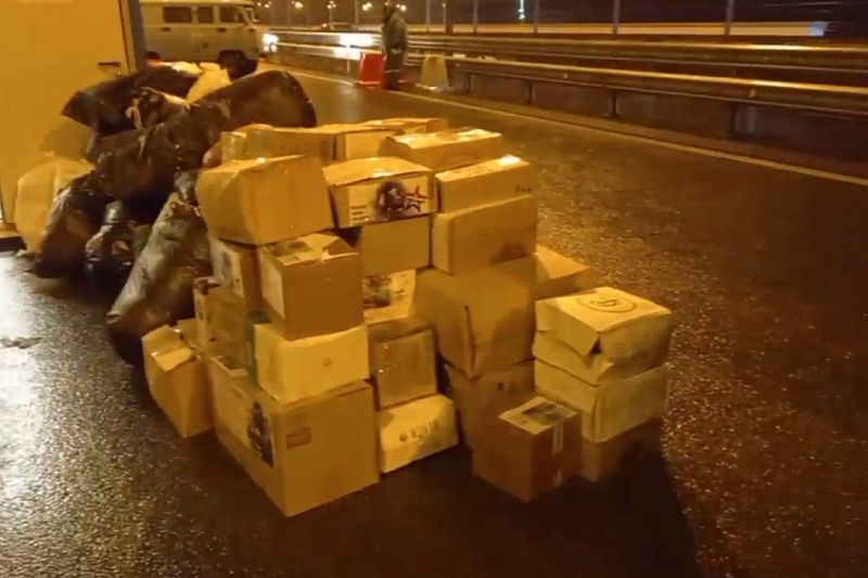 На Крымском мосту волонтерами пришлось 1,5 часа перегружать вещи.