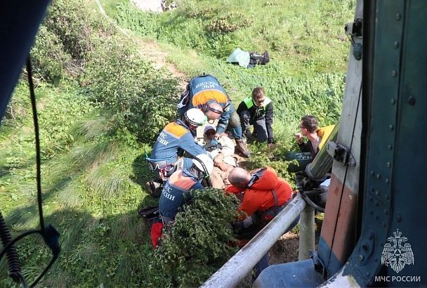 Спасатели эвакуировали на вертолете с горы Тхач в Адыгее туриста со сломанной ногой