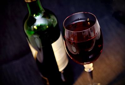 Можно пить только его: какое вино лучше всего разжижает кровь и продлевает жизнь