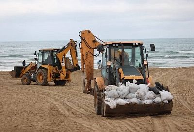 В Крымском районе рассказали, как обрабатывают загрязненный мазутом песок с черноморских пляжей