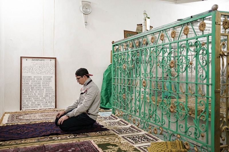 Место захоронения шейха Сулеймана называется Сулейман Пир и считается священным.