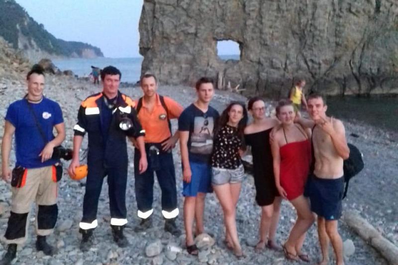 Спасатели сняли со скалы под Геленджиком 5 заблудившихся туристов