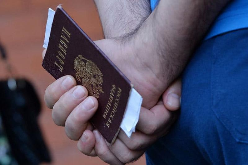 Житель Краснодарского края вклеил свою фотографию в чужой паспорт и теперь пойдет под суд
