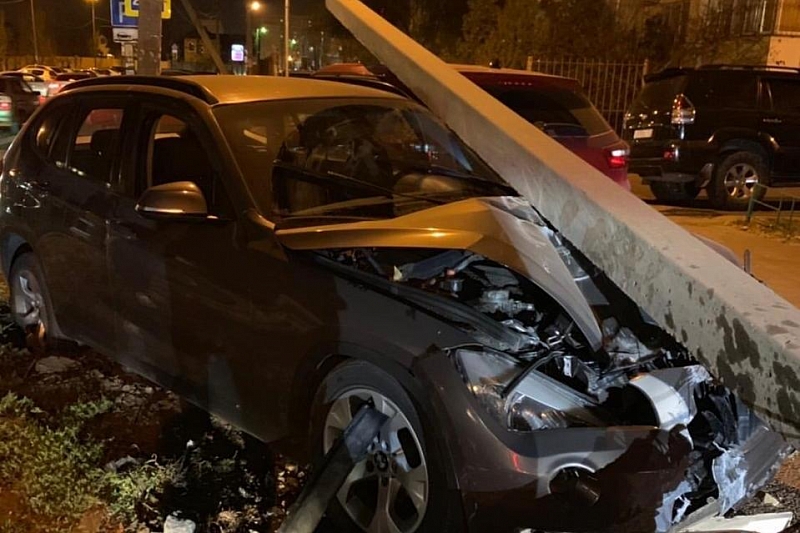 В Краснодаре женщина на BMW снесла фонарный столб